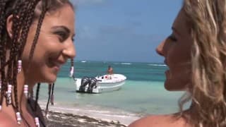 Deux salopes rassasiées lors d'un ménage à trois sur le sable! Deux salopes rassasiées lors d'un ménage à trois sur le sable!
