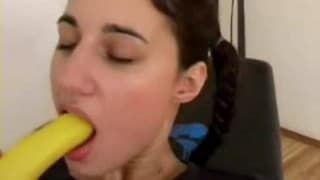 Une beurette assez jeune se gode avec une banane Une beurette assez jeune se gode avec une banane
