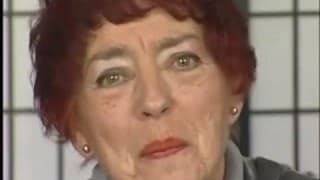 Une vielle femme rousse avec un gros gode Une vielle femme rousse avec un gros gode