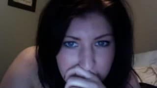 Brune un peu ronde se gode généreusement