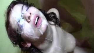 Un beau bukkake pour une femme à lunette Gros Seins, Masturbation, Ejac Faciale, Fellation, Bukkake, Brune, Lingerie Sexy, Grosse Bite