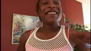 Une coquine suce une bite vraiment géante!