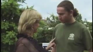 Une milf française baise dans son jardin Une milf française baise dans son jardin