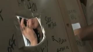 Une salope suce comme une reine dans les toilettes Gros Seins, Masturbation, Ejac Faciale, Brune, Gloryhole, CFNM