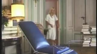 Une femme enceinte suce la queue du docteur