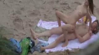 Un 69 sur la plage filmé par un voyeur