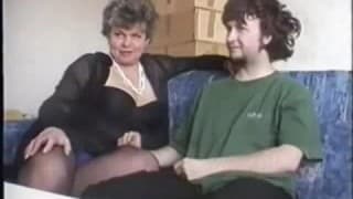 Une vieille séduit un jeune homme Une vieille séduit un jeune homme