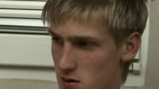 Un gars chope sa grosse bite chaude