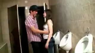 Jeune brune baisée par un inconnu dans les toilettes! Jeune 18-21ans, Fellation, Brune, Petits Seins, Teen Porn