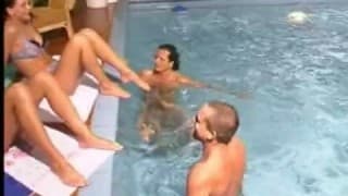 Quatre amis s'amusent au bord de la piscine Quatre amis s'amusent au bord de la piscine