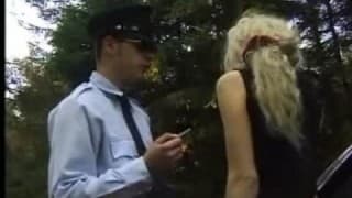 La belle blonde paye l'amende avec du sexe La belle blonde paye l'amende avec du sexe