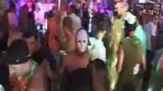 Une orgie en boite de nuit Une orgie en boite de nuit
