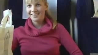 Il baise une blonde dans le train