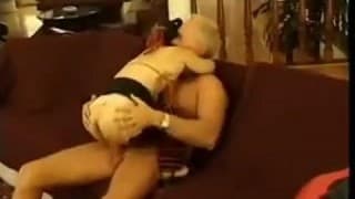Une petite naine à lunette Une petite naine à lunette