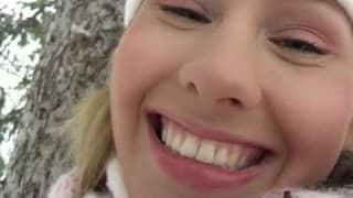 Une petite salope se touche sensuellement en extérieur Une petite salope se touche sensuellement en extérieur