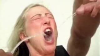 De la pisse à gogo pour une blonde mature De la pisse à gogo pour une blonde mature