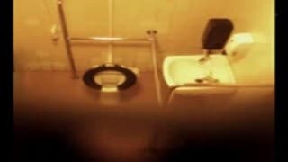 Femme mûre aux toilettes Femme mûre aux toilettes