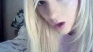 Jolie blonde qui se tripote tranquillement Jolie blonde qui se tripote tranquillement