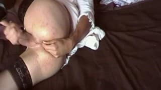 Cette shemale se doigte l'anus et bien plus !