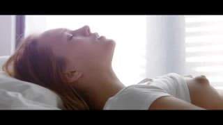 Elle se réveille avec des caresses Elle se réveille avec des caresses
