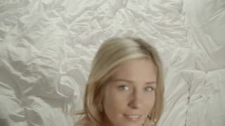 Elle se procure du plaisir avec une masturbation féminine Elle se procure du plaisir avec une masturbation féminine