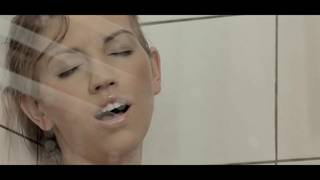 Petite coquine prend du plaisir sous la douche Petite coquine prend du plaisir sous la douche