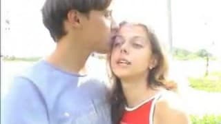 Un couple motivée en voiture Un couple motivée en voiture