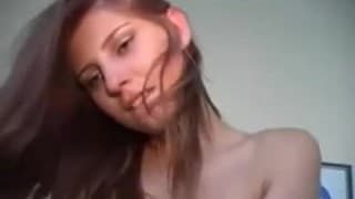 La poitrine sublime d'une rousse en chaleur La poitrine sublime d'une rousse en chaleur