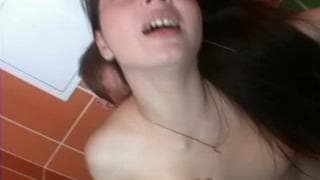 Une meuf bourrée se fait baiser dans les toilettes Jeune 18-21ans, Masturbation, Ejac Faciale, Fellation, Brune, Petits Seins, Vidéos avec Scénario, Teen Porn