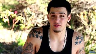 Un petit jeune aime se masturber la bite