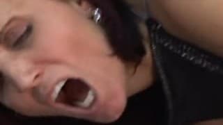 Une brune vraiment sexy avec une chatte poilue Une brune vraiment sexy avec une chatte poilue