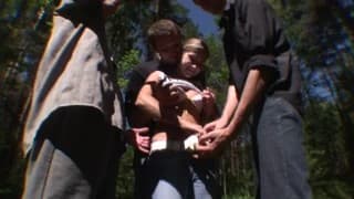 Un gros gang bang en forêt Un gros gang bang en forêt