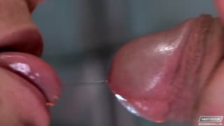 Deux gays s'éclatent en s'enculant