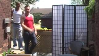 Deux mecs se lancent dans une baise interraciale