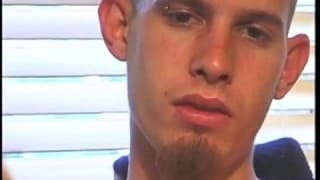 Un homme gay va lécher les pieds de son pote