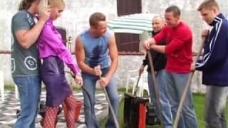 Une jolie bourgeoise baise avec plusieurs hommes Une jolie bourgeoise baise avec plusieurs hommes