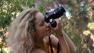 En extérieur elle prend du bon temps En extérieur elle prend du bon temps