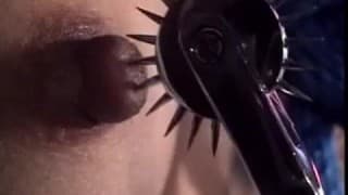 Une asiatique bondage qui ne peut rien faire! Une asiatique bondage qui ne peut rien faire!
