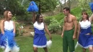 Pompom girl baisée comme il se doit en extérieur