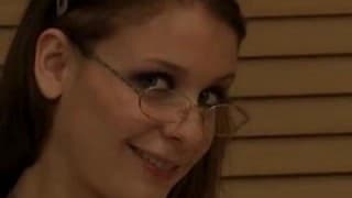 La miss joue avec un gode imposant La miss joue avec un gode imposant