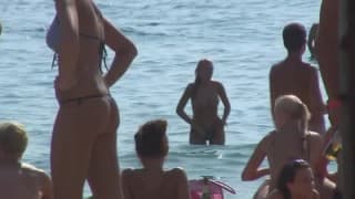 Ivana baise dans un cabine de plage Ivana baise dans un cabine de plage