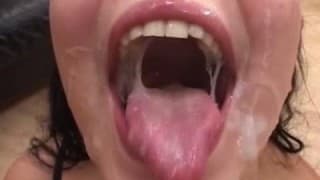 Jeune brunette prend une douche de sperme sur le visage Blowjob, Facial Cumshot