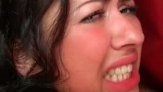Une petite salope pour un trio Anal, Jeune 18-21ans, Ejac Faciale, Fellation, Brune, Double Pénétration, Petits Seins, Teen Porn, Trio
