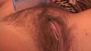 Joclyn Stone une femme mûre et pleine de poils !