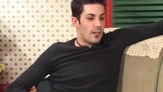 Quelques hommes gays se donnent du plaisir à grand coups de reins