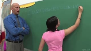 Kandi Milan déchirée dans la salle de classe Kandi Milan déchirée dans la salle de classe