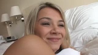 Ashlynn Brooke s'envoie en l'air à l'hôtel Ashlynn Brooke s'envoie en l'air à l'hôtel