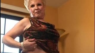 Cette vieille femme se fait prendre devant la caméra Cette vieille femme se fait prendre devant la caméra