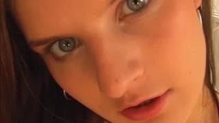 Une jeune femme bandante qui adore se toucher