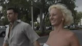 Une milf avec des gros seins qu'il arrive à troncher ! Une milf avec des gros seins qu'il arrive à troncher !